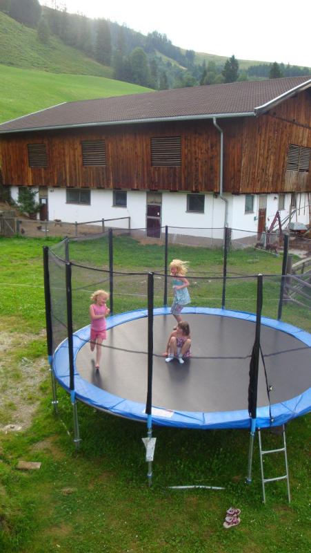 Ihre Kinder werden viel Spaß haben auf unserem großen Trampolin.
